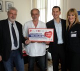 Professor Dragan Primorac presented a check to the amount of HRK 150 thousand to the rehabilitation manager of the University Hospital Centre Split, Dr. Kolja Poljak.