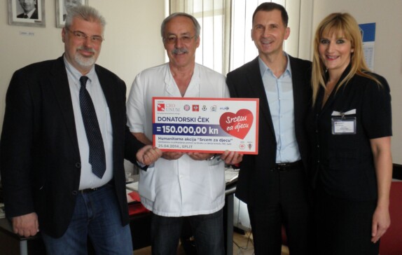 Professor Dragan Primorac presented a check to the amount of HRK 150 thousand to the rehabilitation manager of the University Hospital Centre Split, Dr. Kolja Poljak.